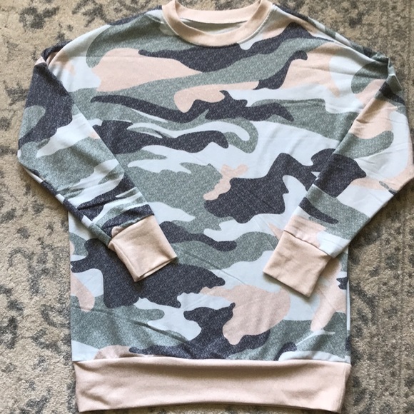 NWOT Woman’s Long Sleeve Camo Print Sweatshirt - Picture 4 of 6